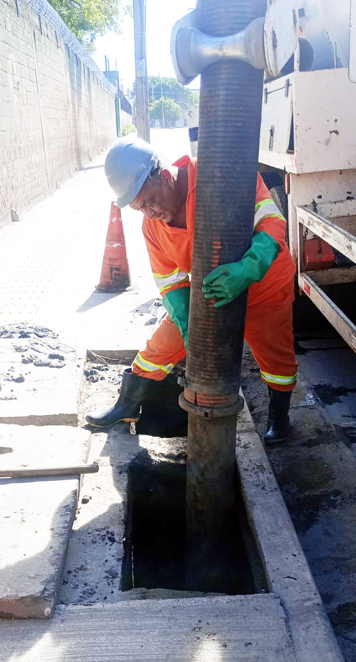 Prefeitura realiza limpeza de boca de lobo na Marginal Baquirivu