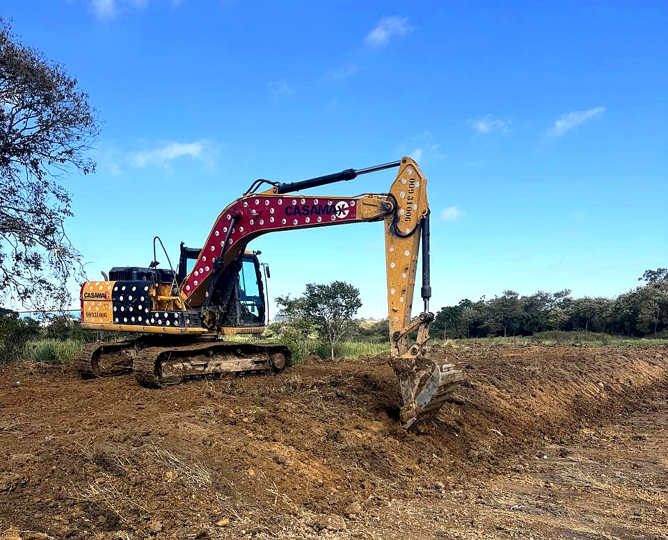 Prefeitura realiza desassoreamento de trecho do rio Guaraçu