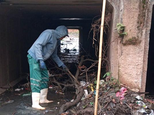 Prefeitura limpa dois trechos do córrego Baquirivu-Mirim