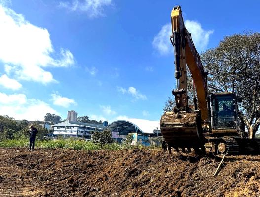 Prefeitura realiza desassoreamento de trecho do rio Guaraçu