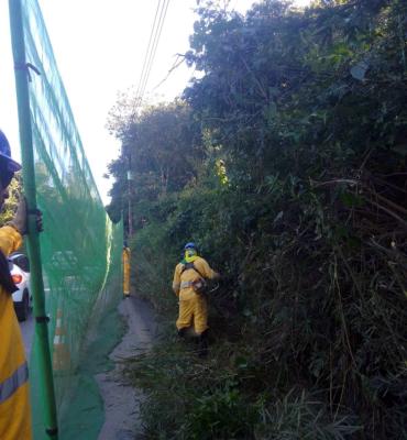 Prefeitura realiza limpeza de boca de lobo na Marginal Baquirivu