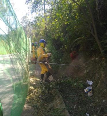 Prefeitura realiza limpeza de boca de lobo na Marginal Baquirivu